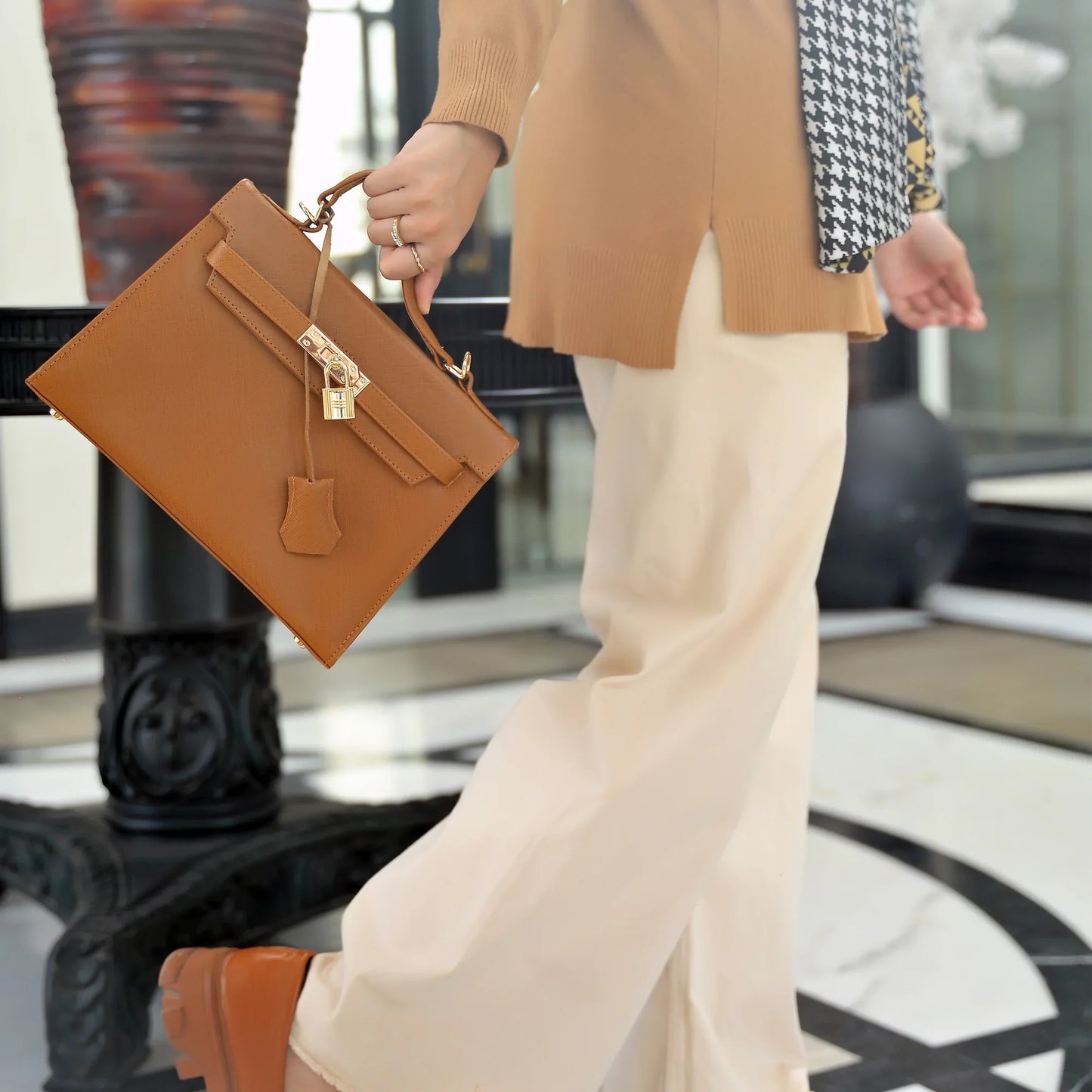 Saffiano Aura Lock Womens Top Handle Bag